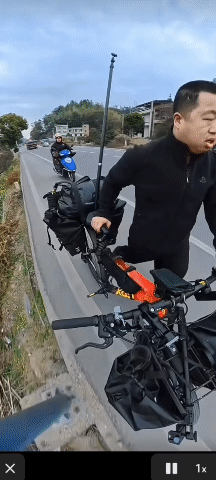 今天，大博主蓝Z非发布了最新一期视频，他推着一辆自行车正在国外某条公路上行走。突