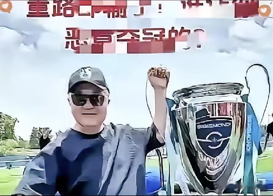 3万人挤进直播间那一刻，结果不是等来祝贺，反倒先等来封禁中国足球小将这次在意大