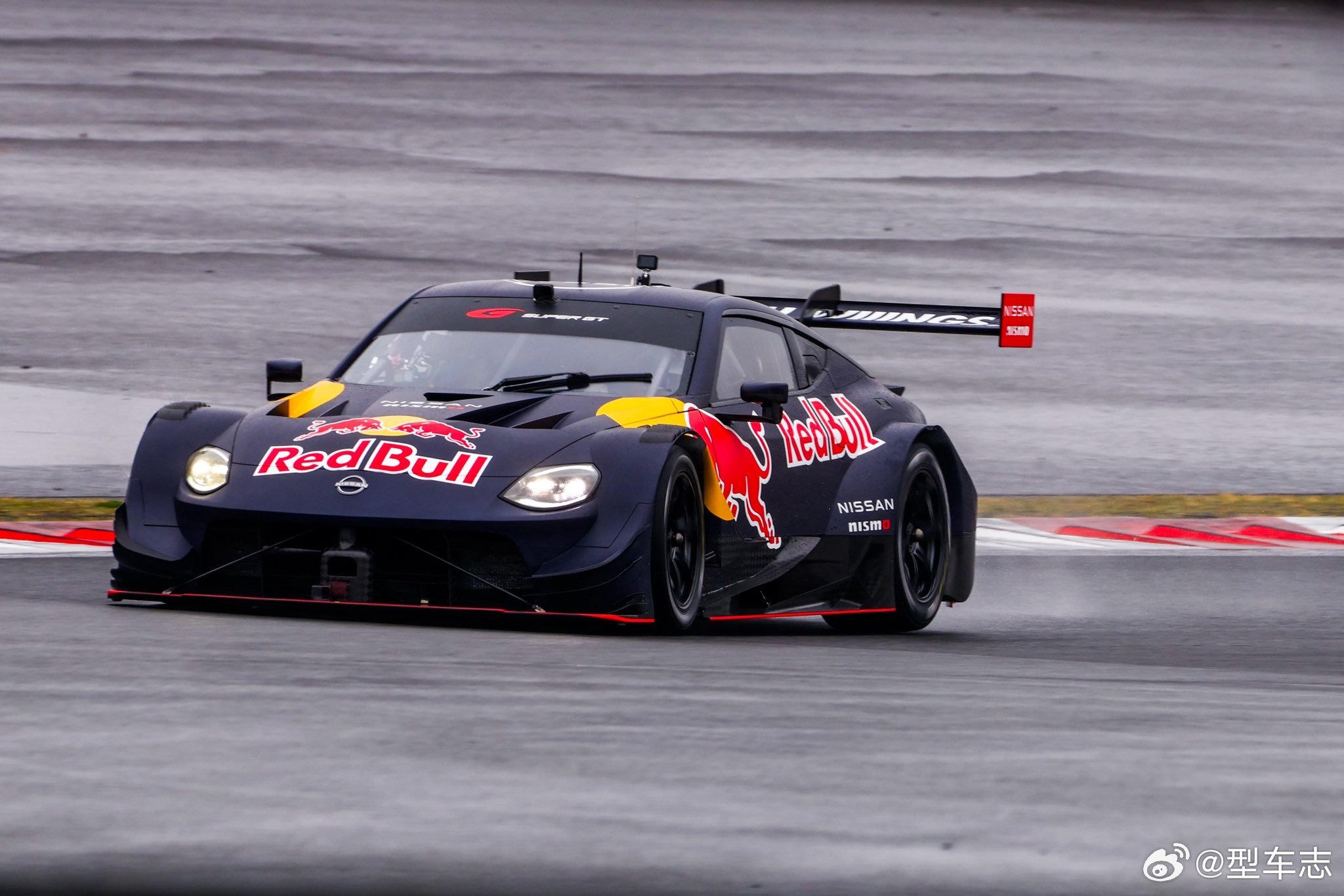 日本F1大奖赛前，大多数车手都在东京逛街玩耍，轻松备赛，只有维斯塔潘跑去富士赛车