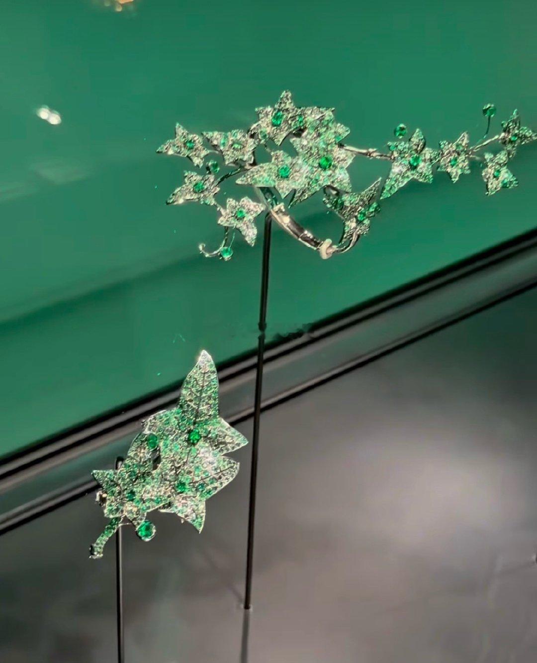 美丽又熟悉的祖母绿耳环项链💎祖母绿，不只是宝石，还是时间的诗人。从埃及艳后的权