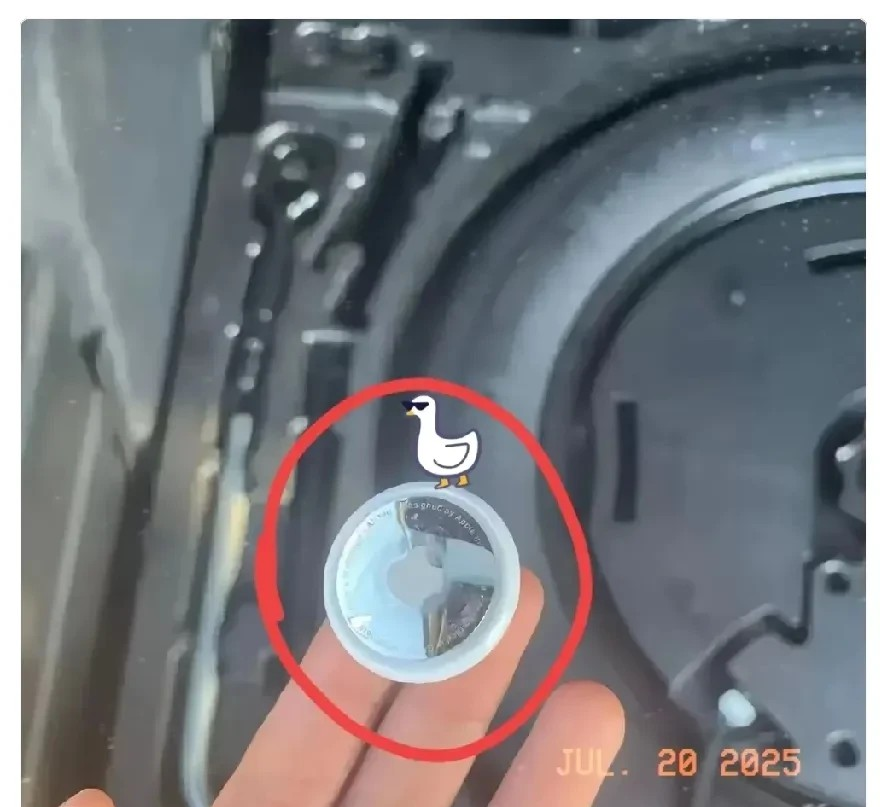 广东一女子开车出去洗个车，洗车师傅居然发现她的备胎槽里有一个苹果定位器，女司机吓