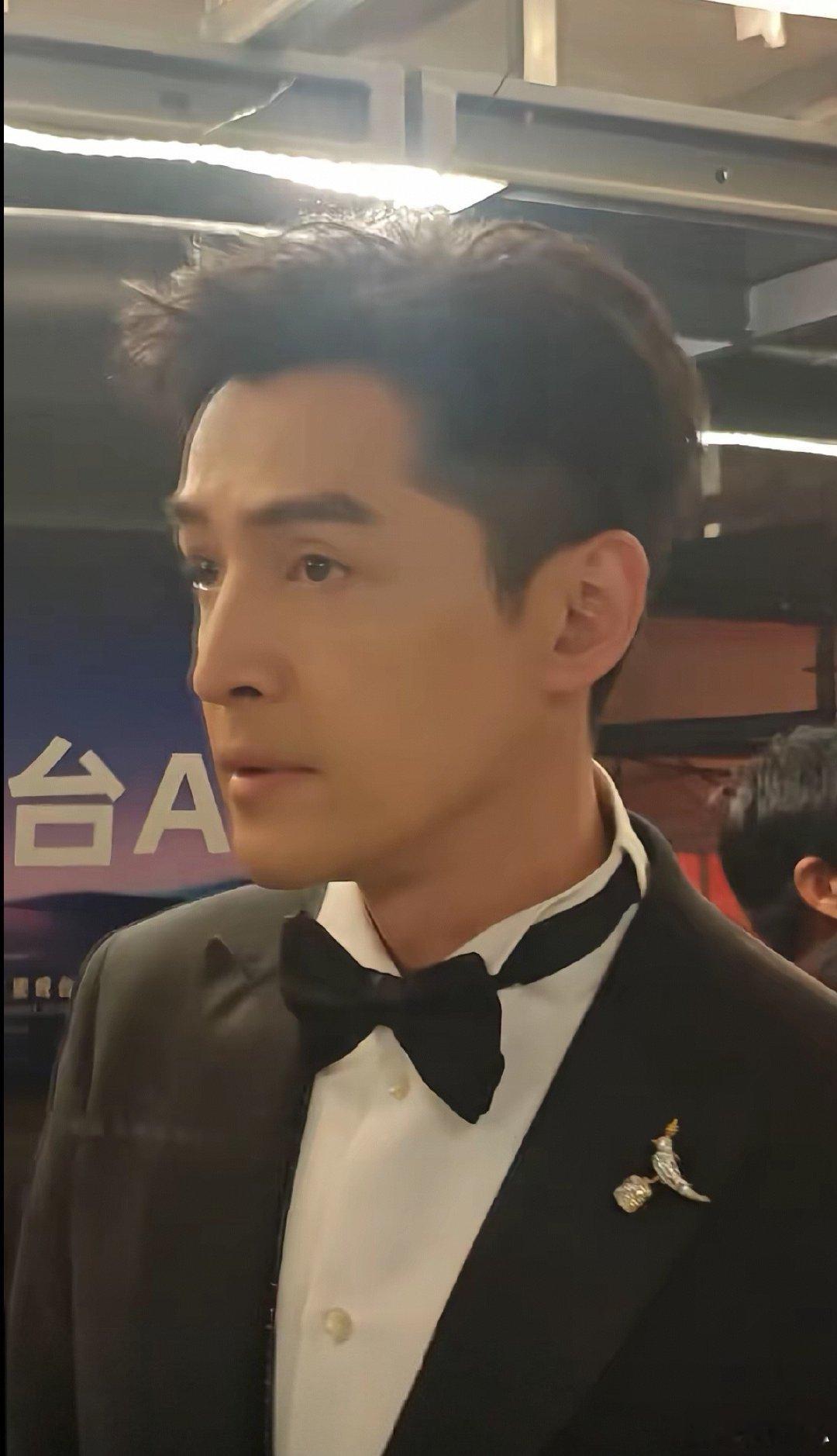 经过不停的努力和到处偷图，总算是凑到了几张清晰的帅图[哭哭]#胡歌#​