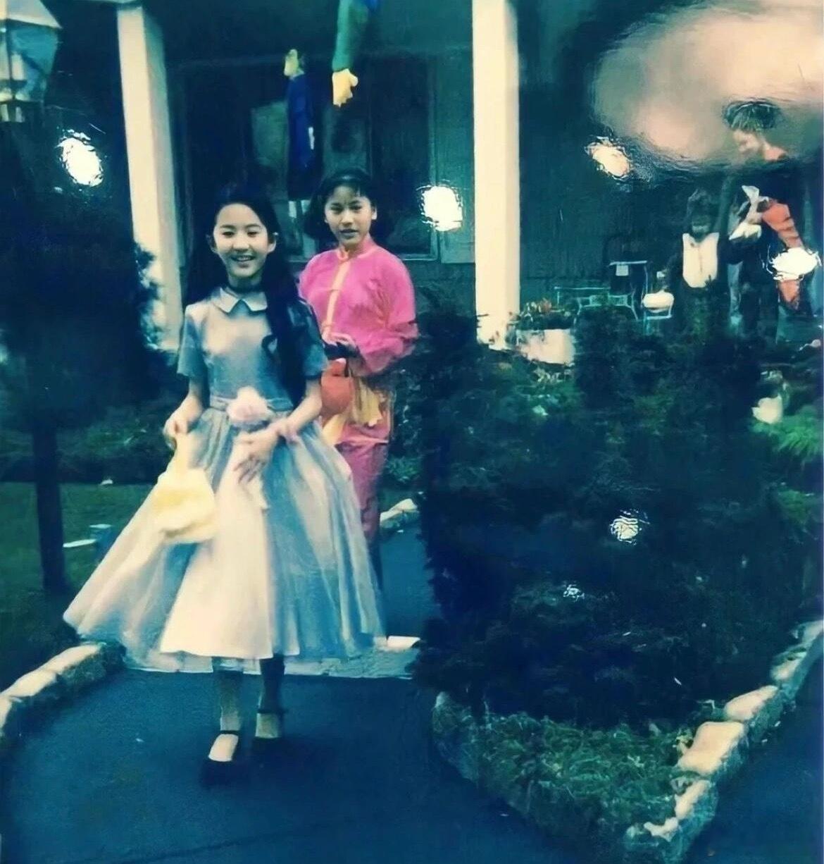 刘亦菲家境有多好？90年代就用笔记本电脑了…