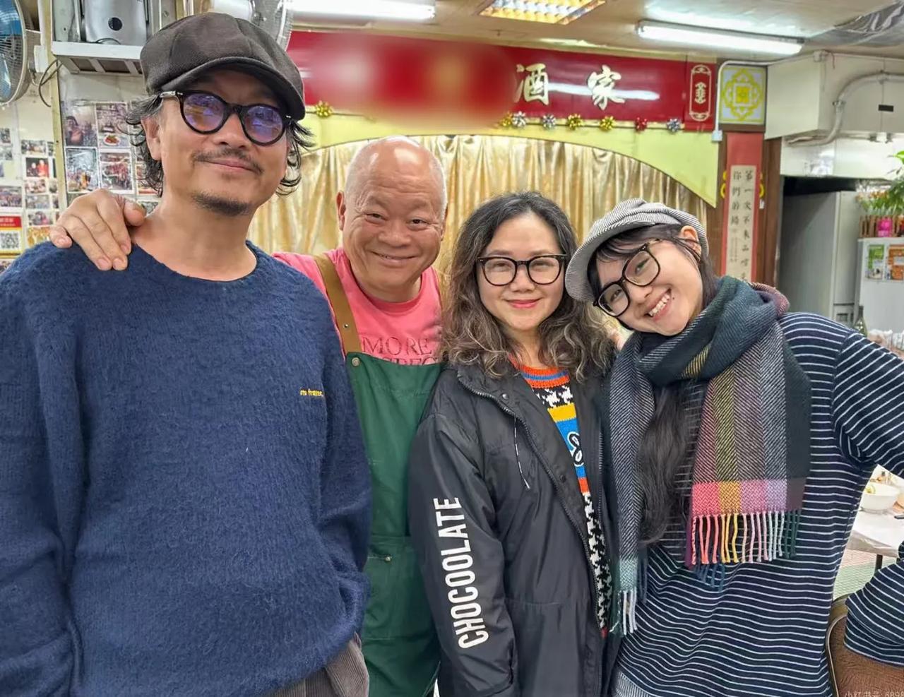 63岁影帝谢君豪全家福曝光！妻子富态十足，25岁女儿清纯脱俗，英国名校毕业6月