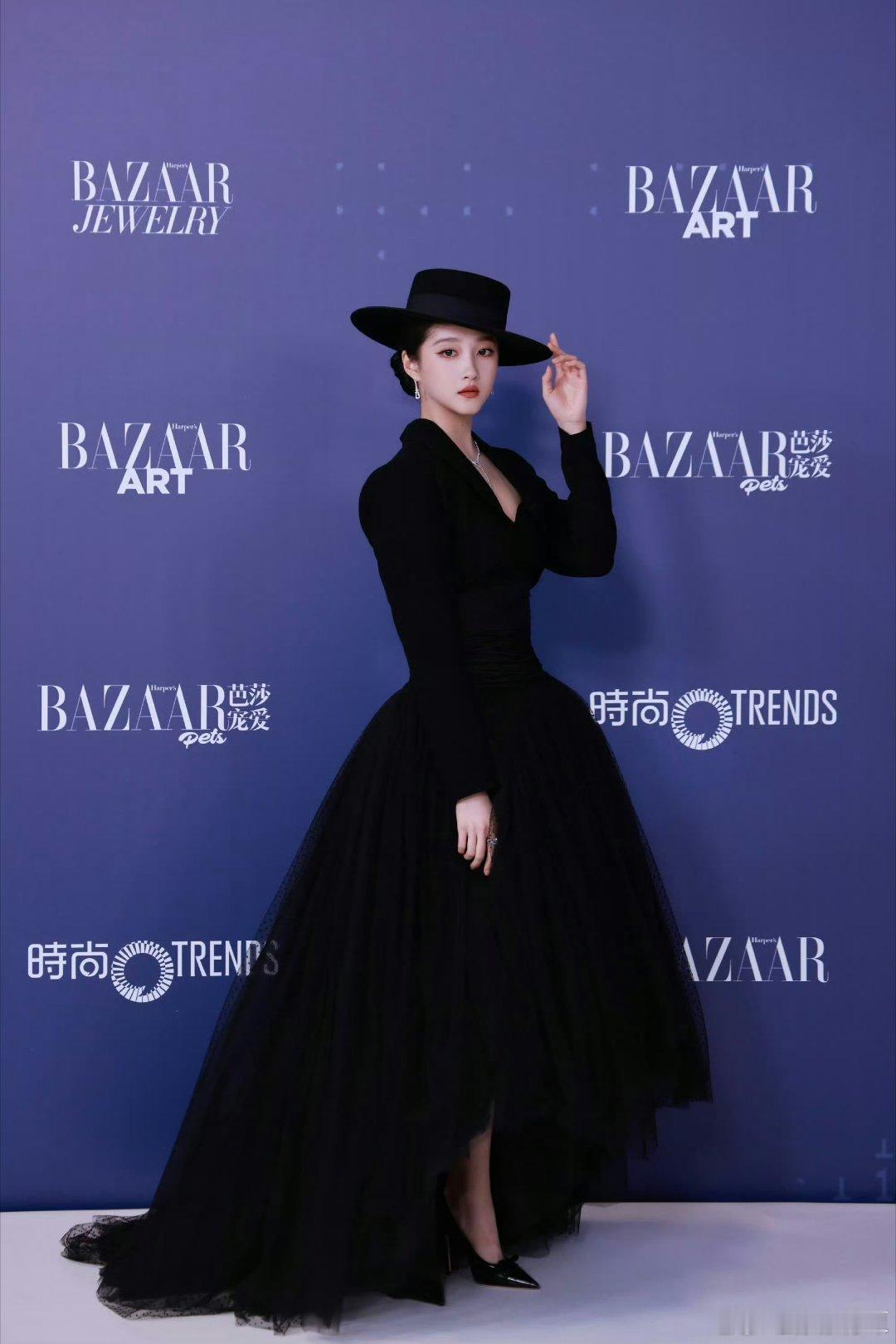 关晓彤第一次在红毯戴帽子关晓彤这次的摩登女郎新风格也太绝了！利落剪裁搭配冷艳气场