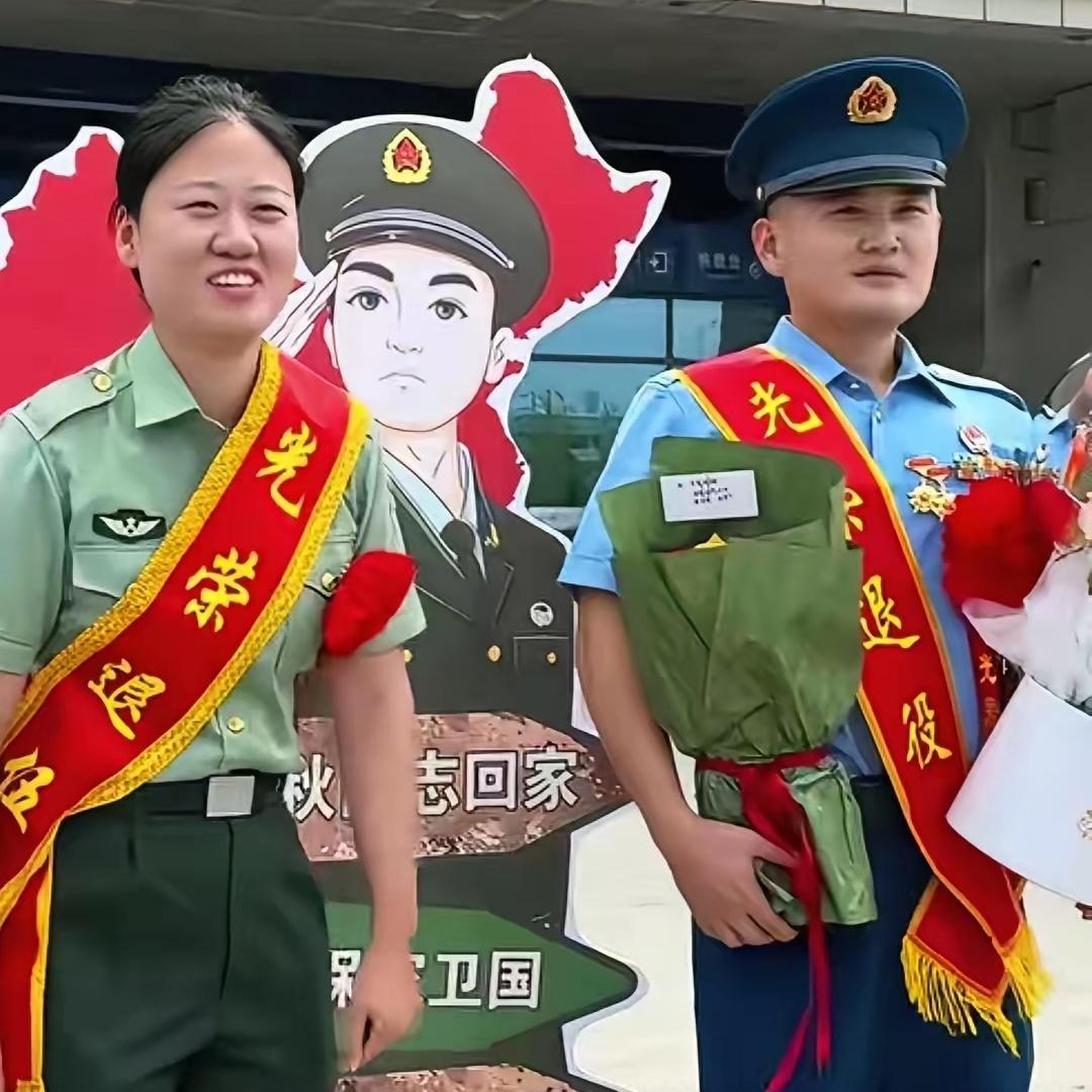 笑死了！两位兵妈妈同在高铁站接退役的女儿和儿子，男孩妈妈的一个举动，让这段奇妙的