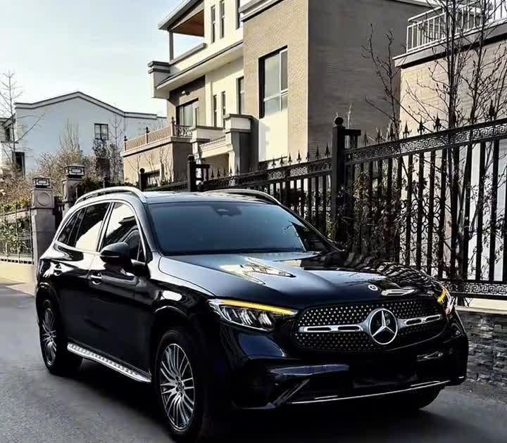 奔驰GLC260L一甩膀子干到32.8万落地。这价格掉得，奥迪Q5L车主怕