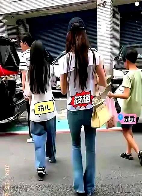 汪小菲直播的时候说周末一家四口整整齐齐的去吃火锅啦而且还给小玥儿买了手机壳了买的