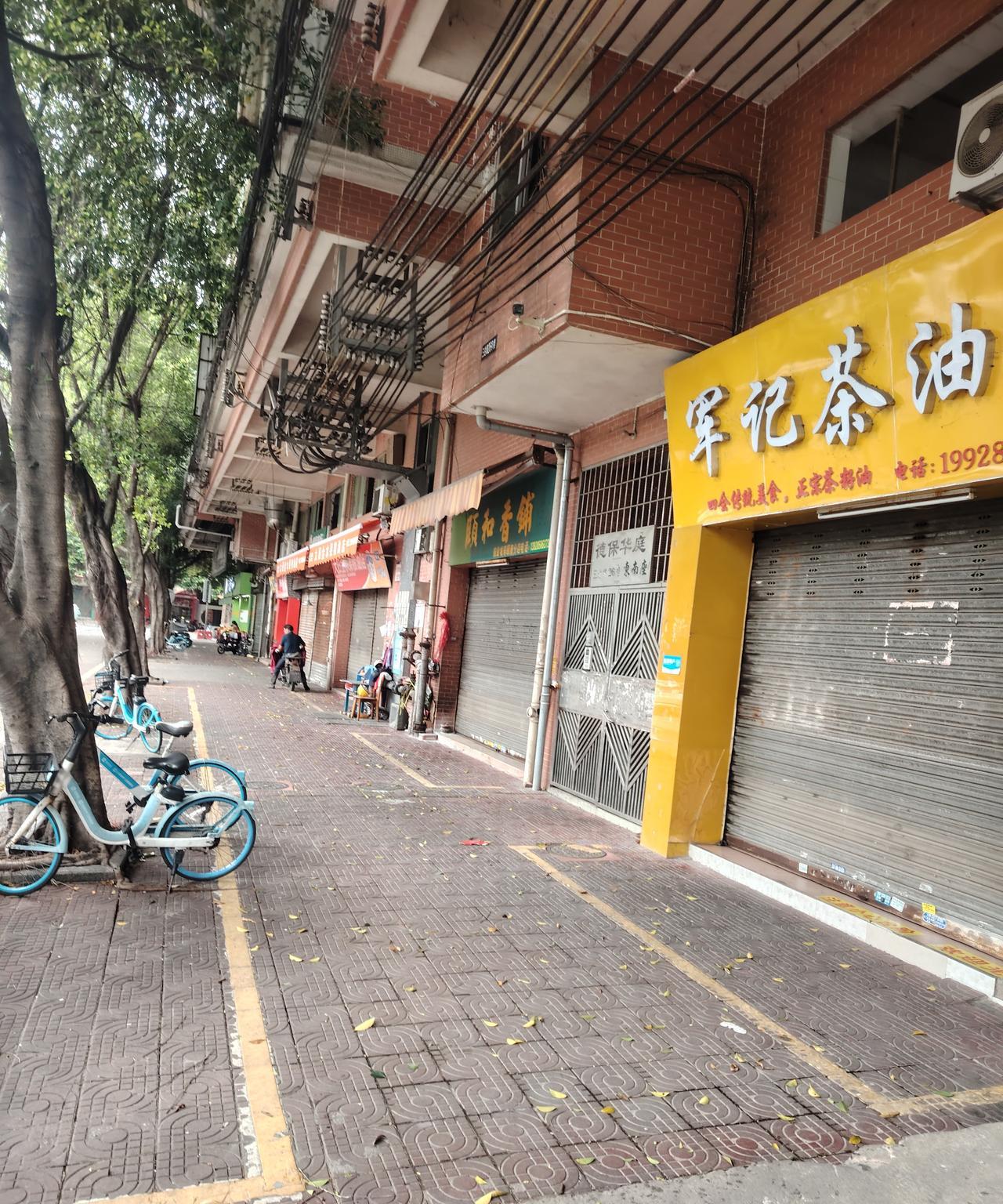 昨天没囤菜的人，现在后悔的拍大腿了台风虽然还没有来，但很多店都关门了，菜市场大
