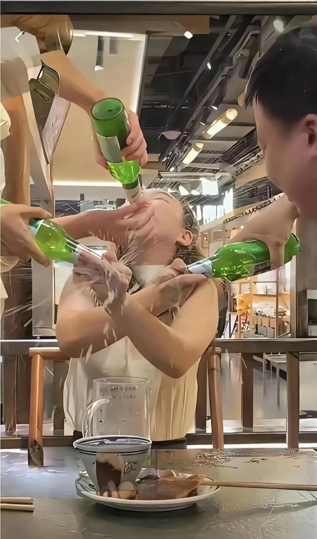 原来女人喝起酒来比男人更猛的！[捂脸哭]