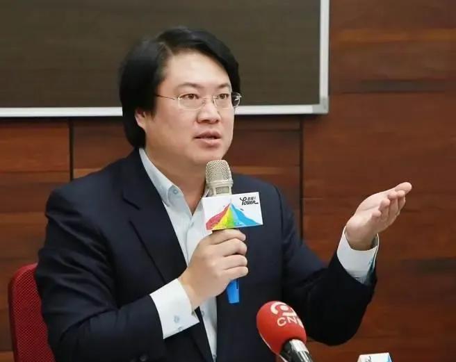 林右昌真够异想天开的，想叫卢秀燕替赖清德救灾。林右昌说，卢秀燕身为台中市长手上其