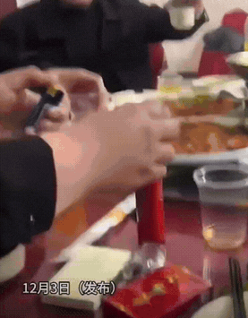 这是正常人能干出来的事吗？男子跟几个朋友在餐馆包厢里吃饭，正当大家吃得尽兴时，