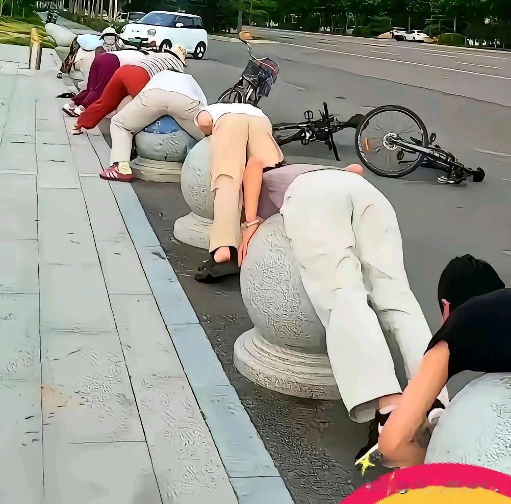 40℃高温街头现奇景！一群人趴在石墩上，路人看得直发懵。室外气温冲四十度，