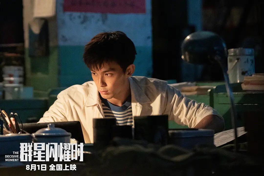 2035年，三名中国航天员在返回地球途中突遇险情，与地面指挥中心彻底失去联系。就