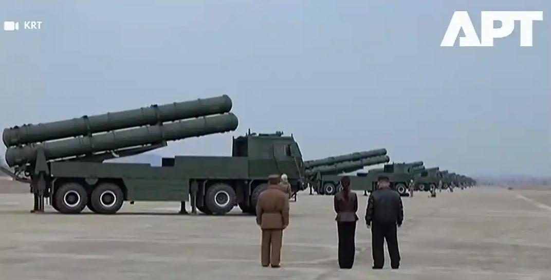 朝鲜试射世界最大口径“震韩武器”，600毫米火箭炮，究竟多炸裂？火箭炮竟能逼得