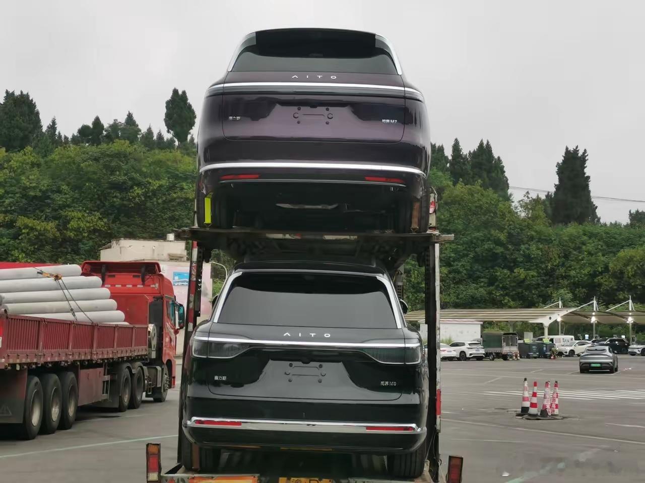 上面是新款问界M7，定价30万；下面是新款问界M9，标价50万。虽说价差20万，