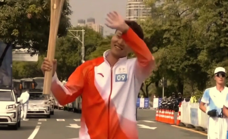 赵睿与赵继伟鲜明对比！都是姓赵，怎么差别如此之大。一个是中国男篮现役队长，一