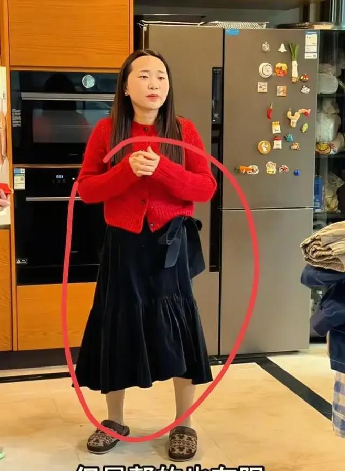 2025年深秋纽约街头，凤姐一身红衣配豹纹棉拖现身，瞬间把路人看懵——这还是当年