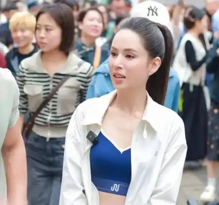 58岁李若彤状态惊艳！近日她穿露脐装、扎高马尾逛商场的照片引发热议，紧致腰腹、活