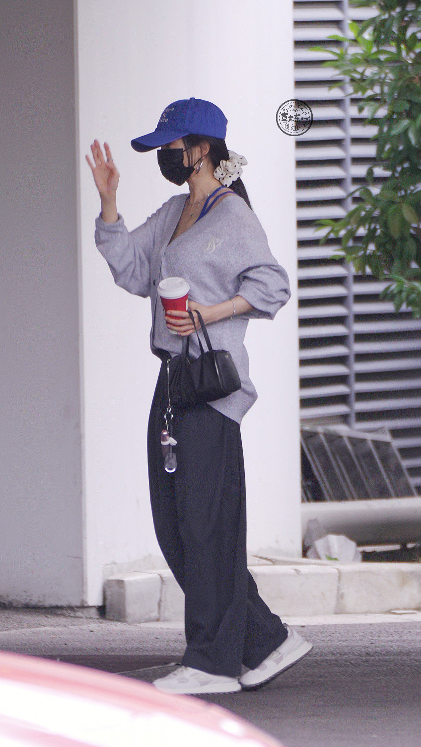 杨幂今日私服路透，把Prada穿出了不一样的感觉，完全清爽老公姐[墨镜]杨幂Pra