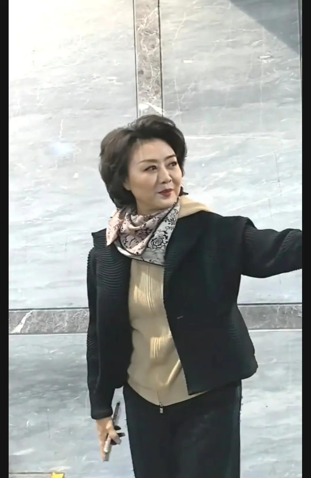 59岁的李胜素面若银盘，回眸一笑百媚生，第一美人绝非浪得虚名。喜欢戏曲的朋友