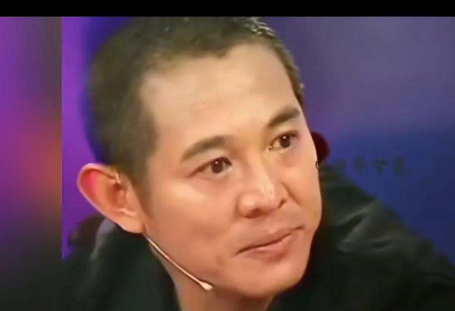 李连杰眼眶发红流着泪花，在视频里说；我李连杰这一生从来没有做个一件，对不起中华民