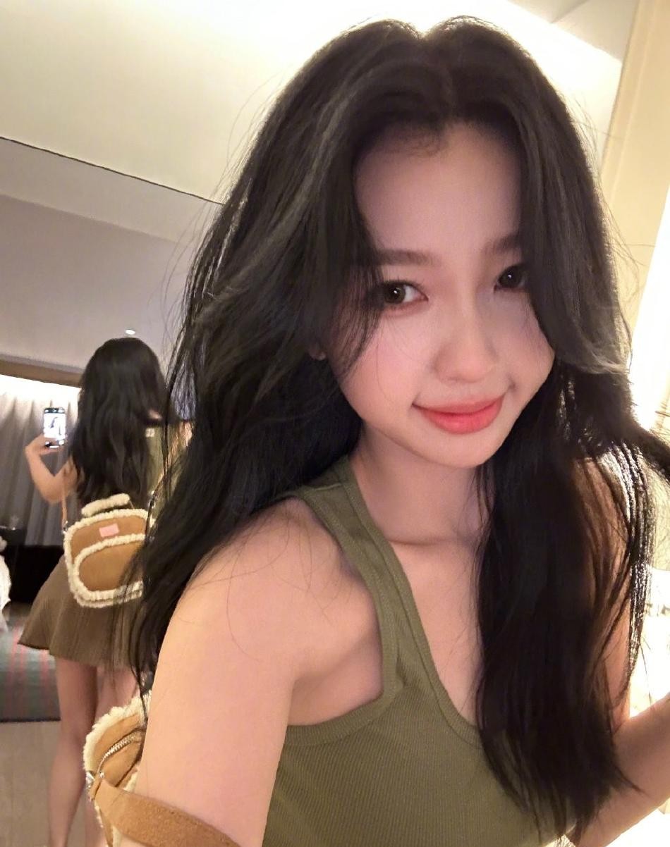 虞书欣分享一组自拍美照，她身穿绿色吊带上衣搭配超短裙秀好身材，对镜头卖萌，表情搞