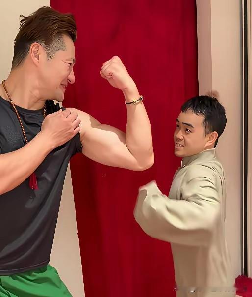 郭德纲师叔谢金后台打岳云鹏弟子尚筱菊？很多人误会了，德云社辈分玩笑不是真冲突！