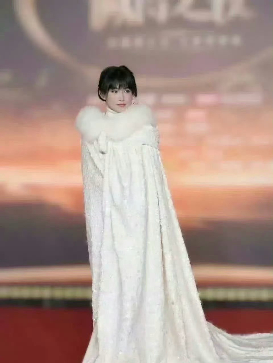 李子柒好有个性，她是所有女明星里裹棉服登场的