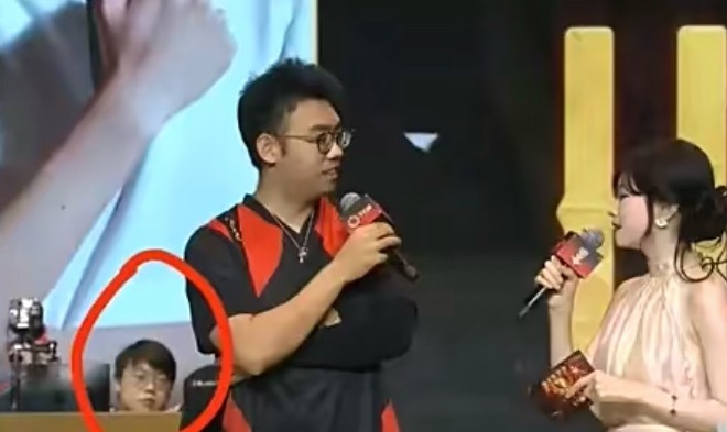 Ams：查理斯的好友啊，讲道理那个好友是我加他的，因为那会儿我去LGD基地采访，