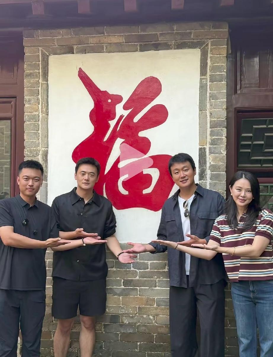 8月19日，佟大为与关悦在辽宁大孤山过七夕节，47岁的关悦看着老了不少，发胖了，