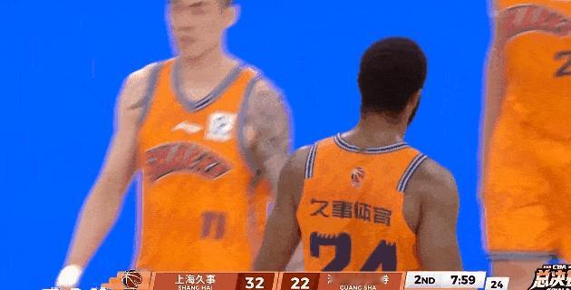 右肩重伤，就用左手！洛夫顿带伤归来一球打崩全场泪腺CBA总决赛G2，最燃一幕