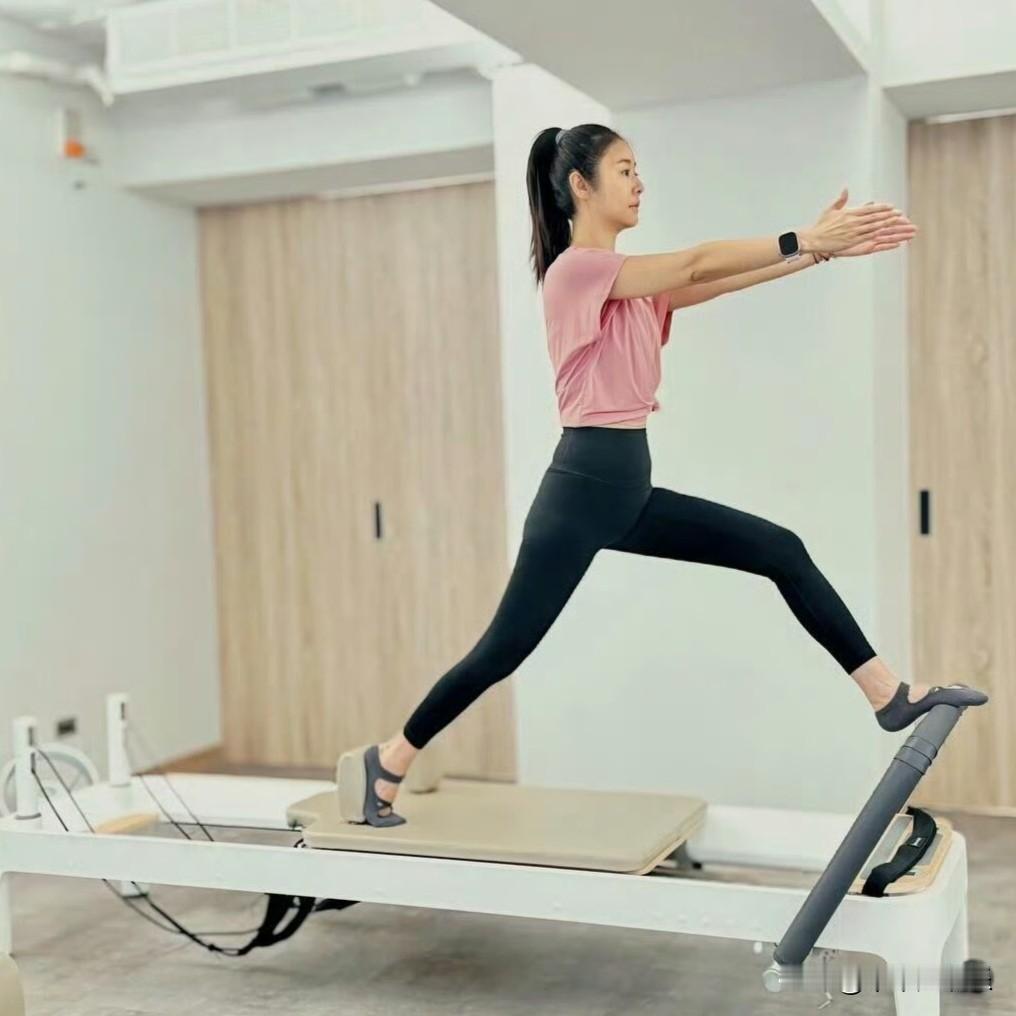 50岁的林心如，身材状态堪称一绝，令无数人惊叹。她身姿轻盈，线条紧致流畅，没有丝