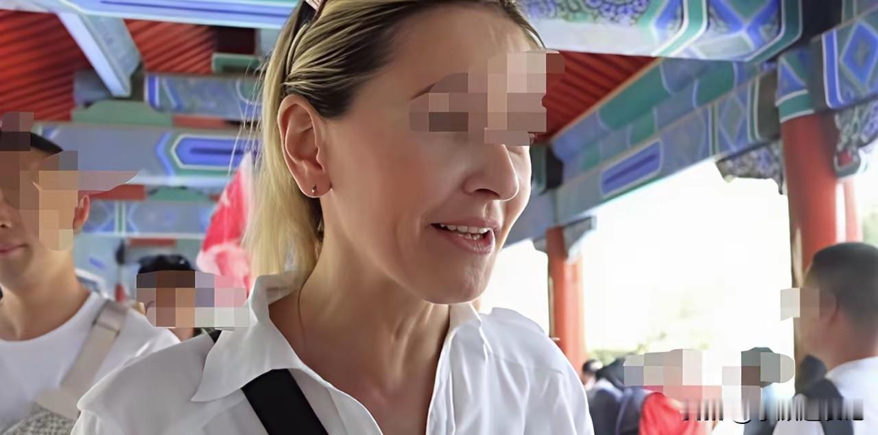 意大利有个妹子，拿着144小时免签过来我们国家旅游，抱怨没人跟她讲英语，要求景区