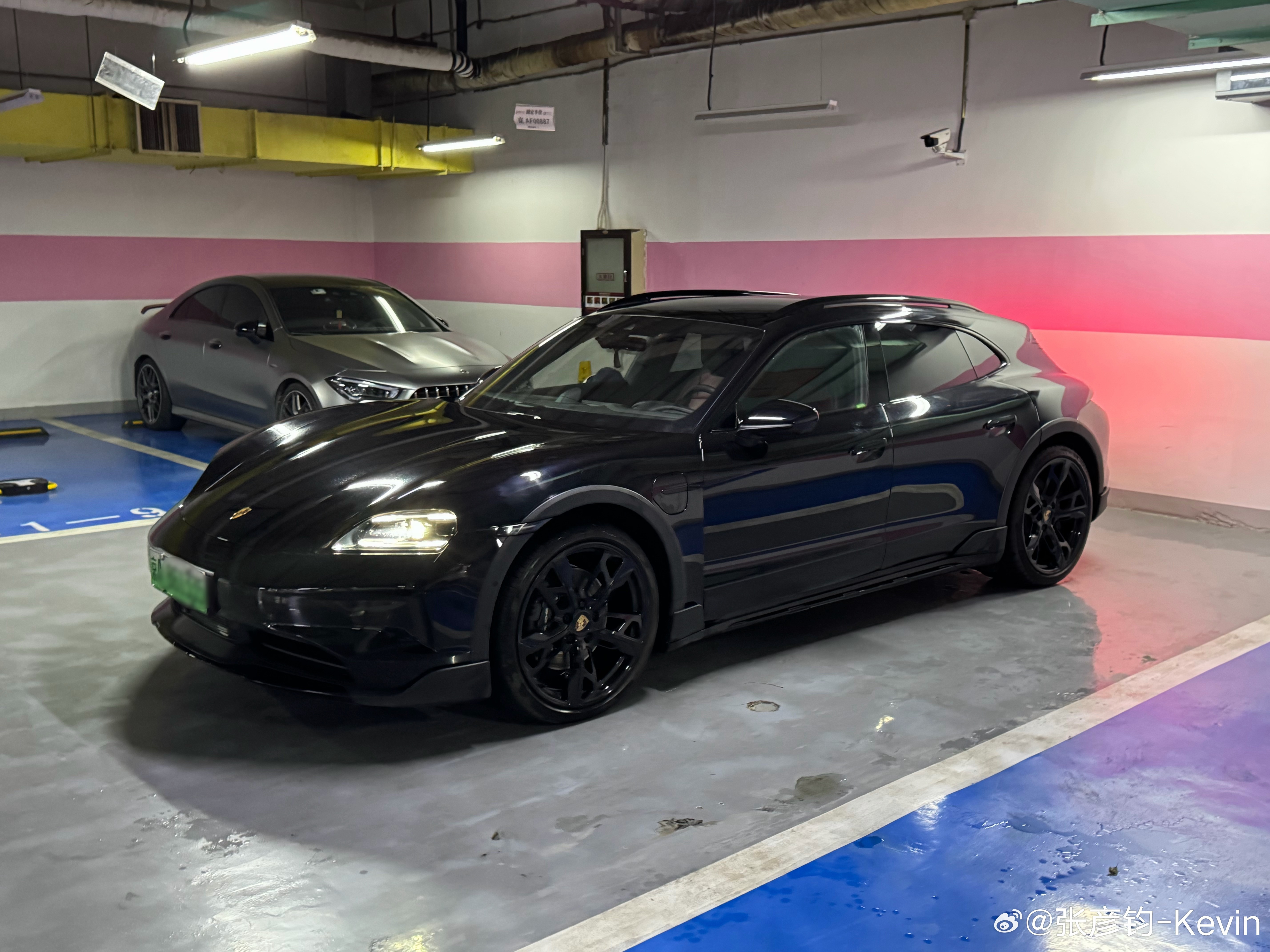 表哥晚上特激动来问我：“你说我要也买个黑的，你嫂子能看出我换车了吗？”你别说，你