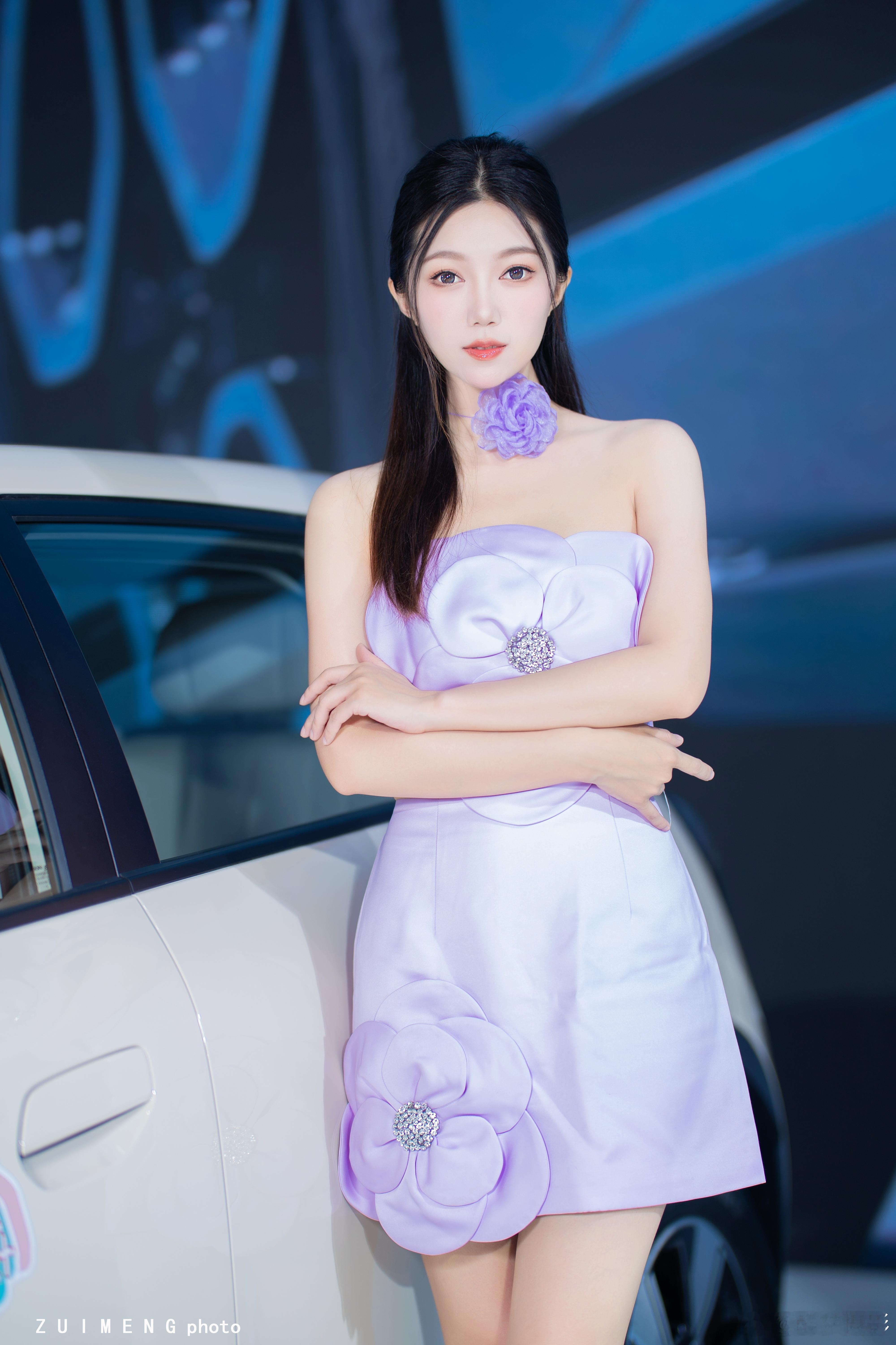 女人如花花似梦，肤白貌美的长腿车模小姐姐模特：朵岑活动：广州车展｜华南国际车展​
