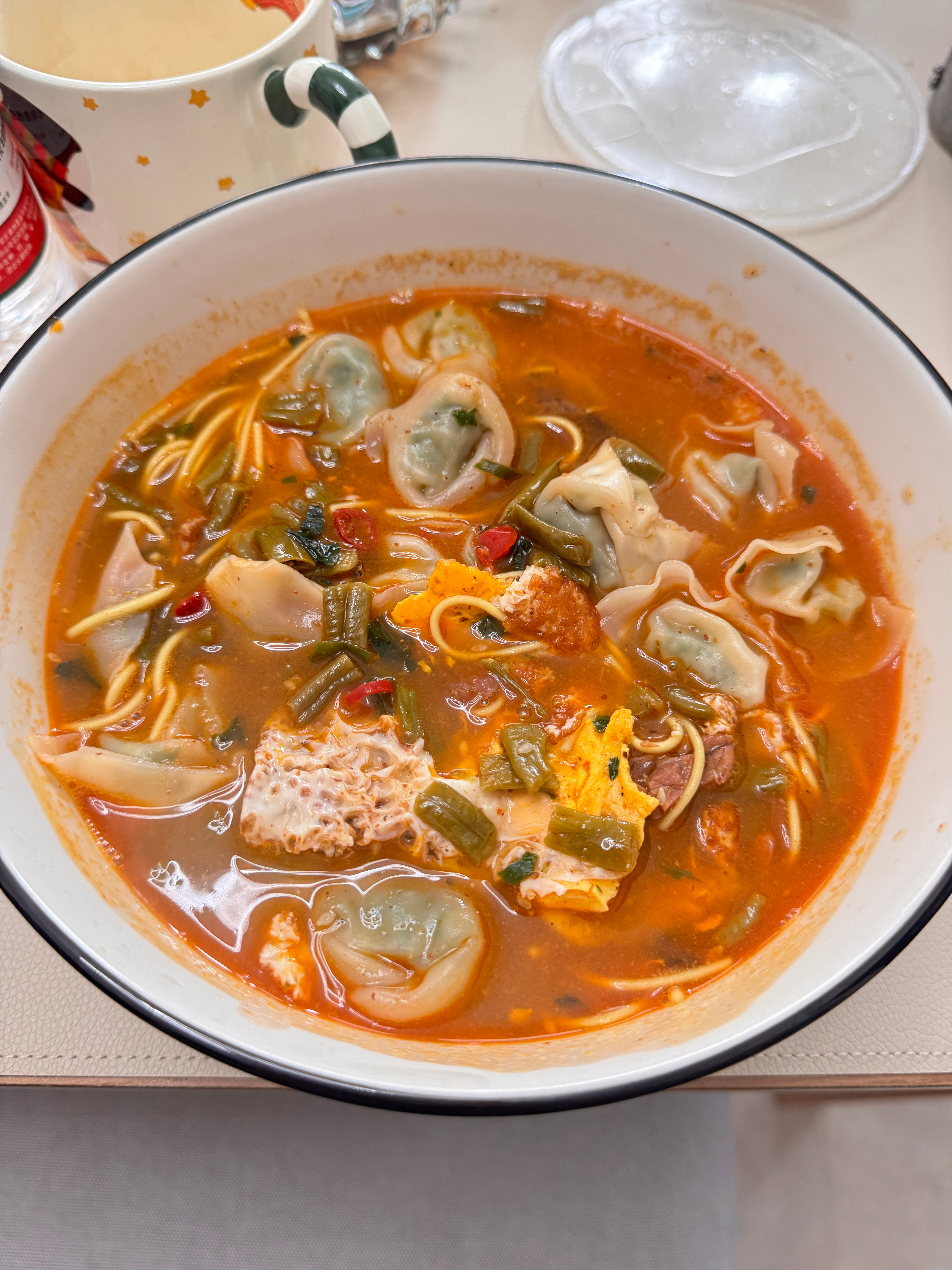 虽然麻辣烫没了，但是弟弟给我煮了碗🥣泡面+馄饨，也非常好吃😋图2UDG杯子