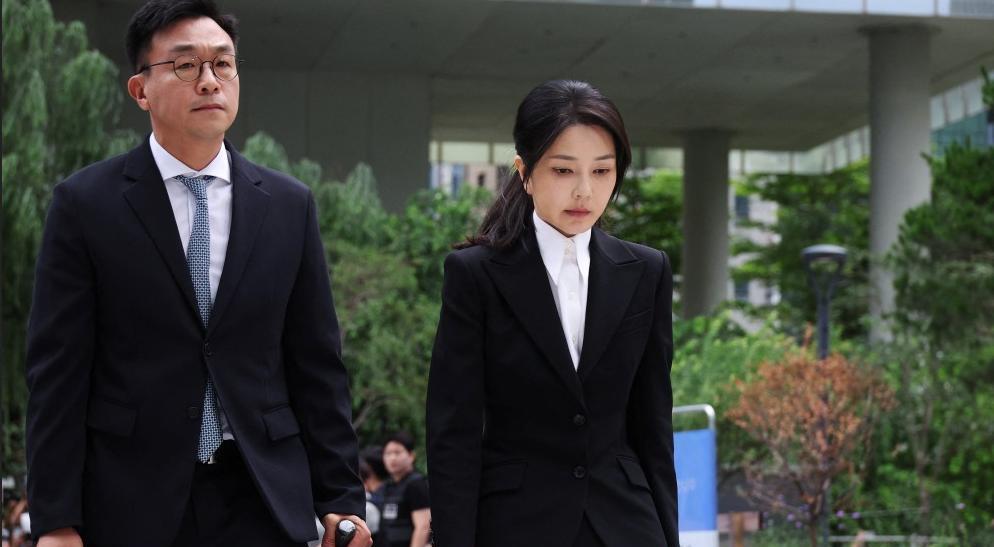 特检组向法院申请要拘前总统夫人曾经风头无双的韩国前第一夫人金建希，在律师的陪同