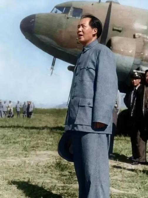 1945年，毛主席重庆谈判返回延安，飞机舱门打开，看到毛主席的一刻，有许多人流下
