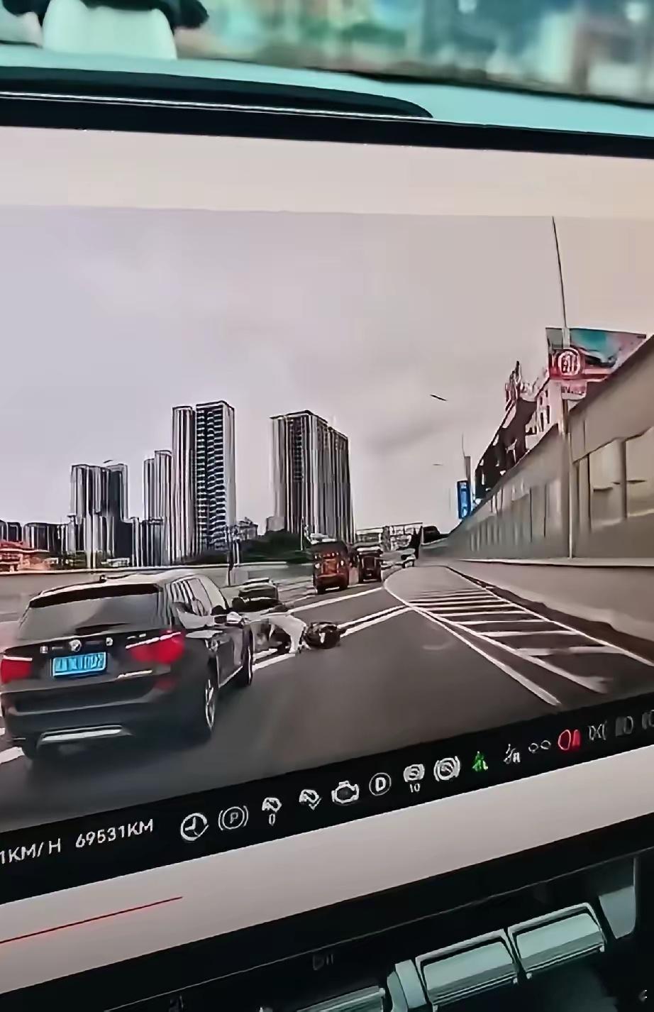 广州内环争议车祸！一家三口违规闯快速路翻车，宝马担责到底冤不冤广州这起车祸，吵得