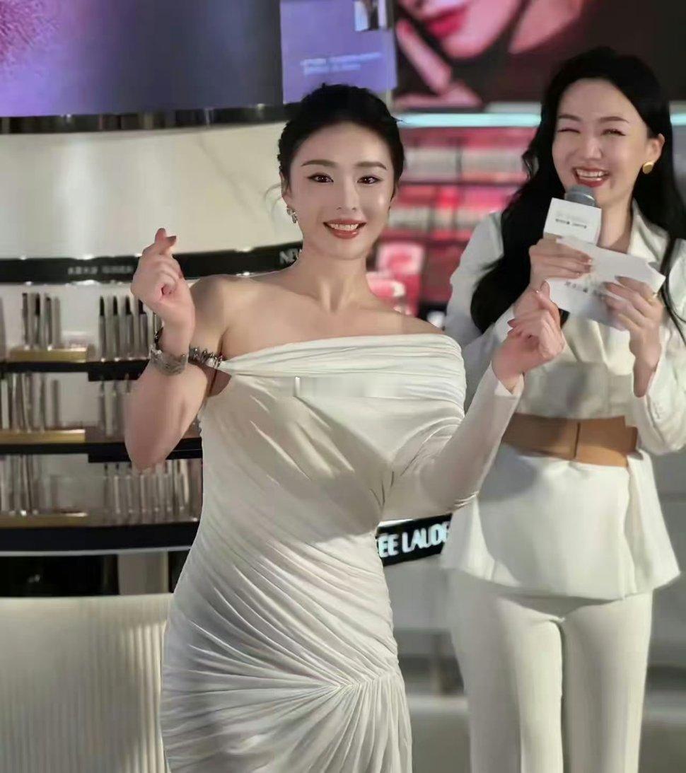 差点没认出来！不得不说，高叶真人比电视上显得年轻漂亮！​​​