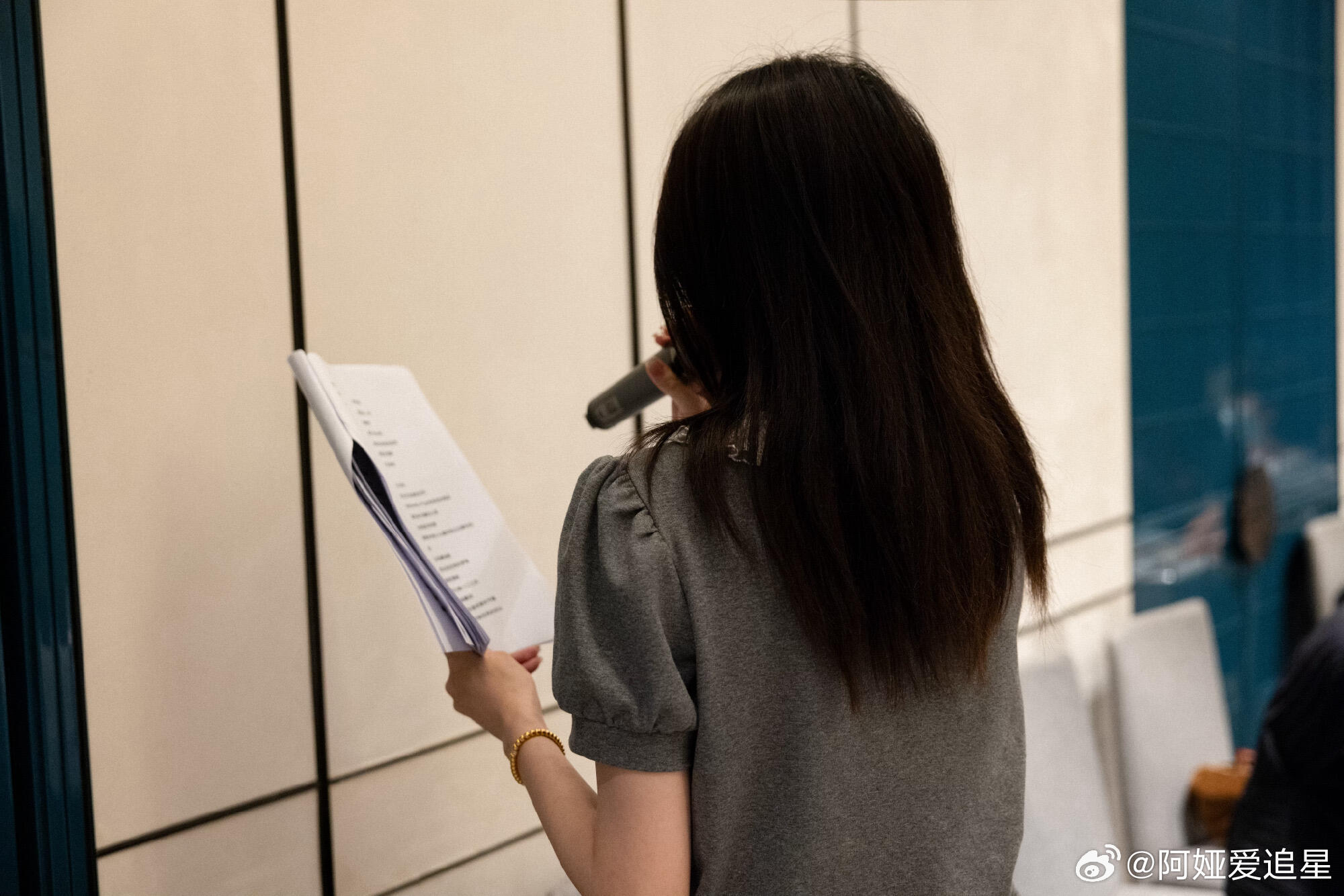 白鹿续约于正，她的性格确实需要于正出面挡黑水附上白鹿紧急排练中于正说白鹿十年只是