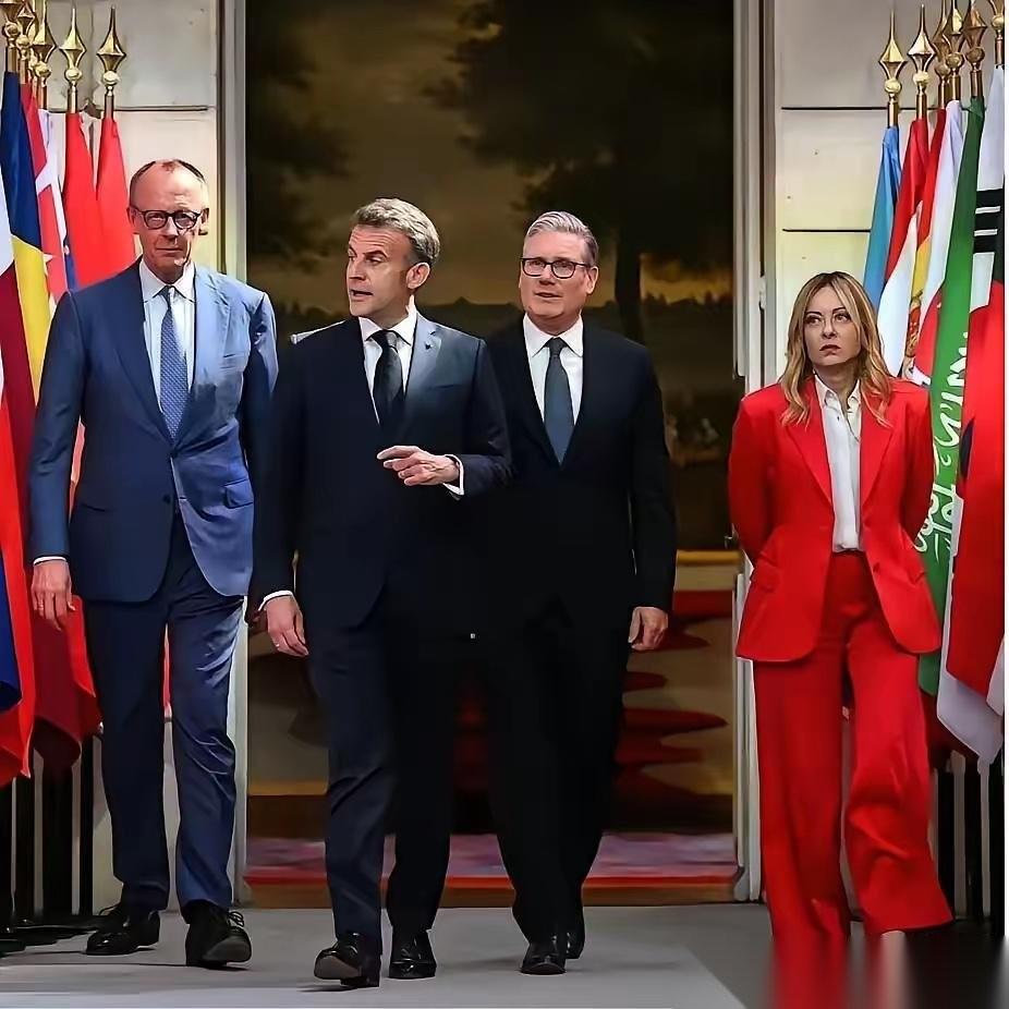 梅洛尼宽松的西服套装里，似乎藏着欧洲政坛的隐形规则，也似乎藏着她的孤单寂寞冷。在