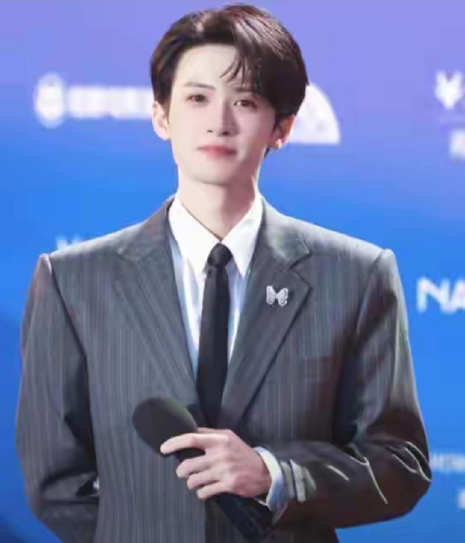 北影节红毯真相：檀健次被摸了一把又一把，黄渤多年前一句话全应验！2