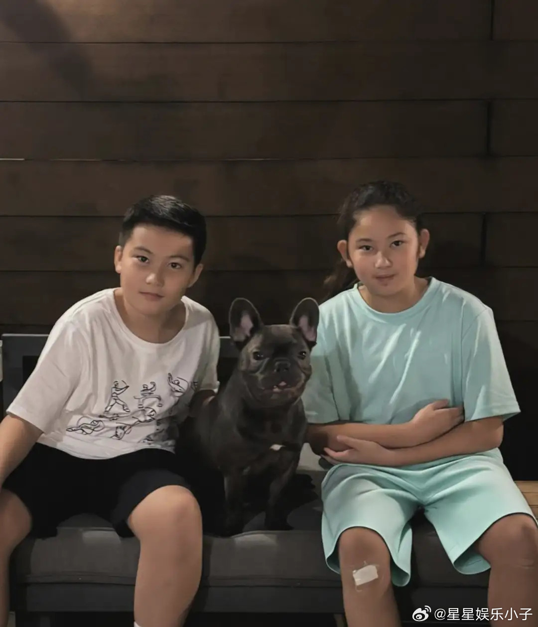 郑希怡女儿与黄伊汶儿子合照，被误认是龙凤胎，相差一岁长得好像