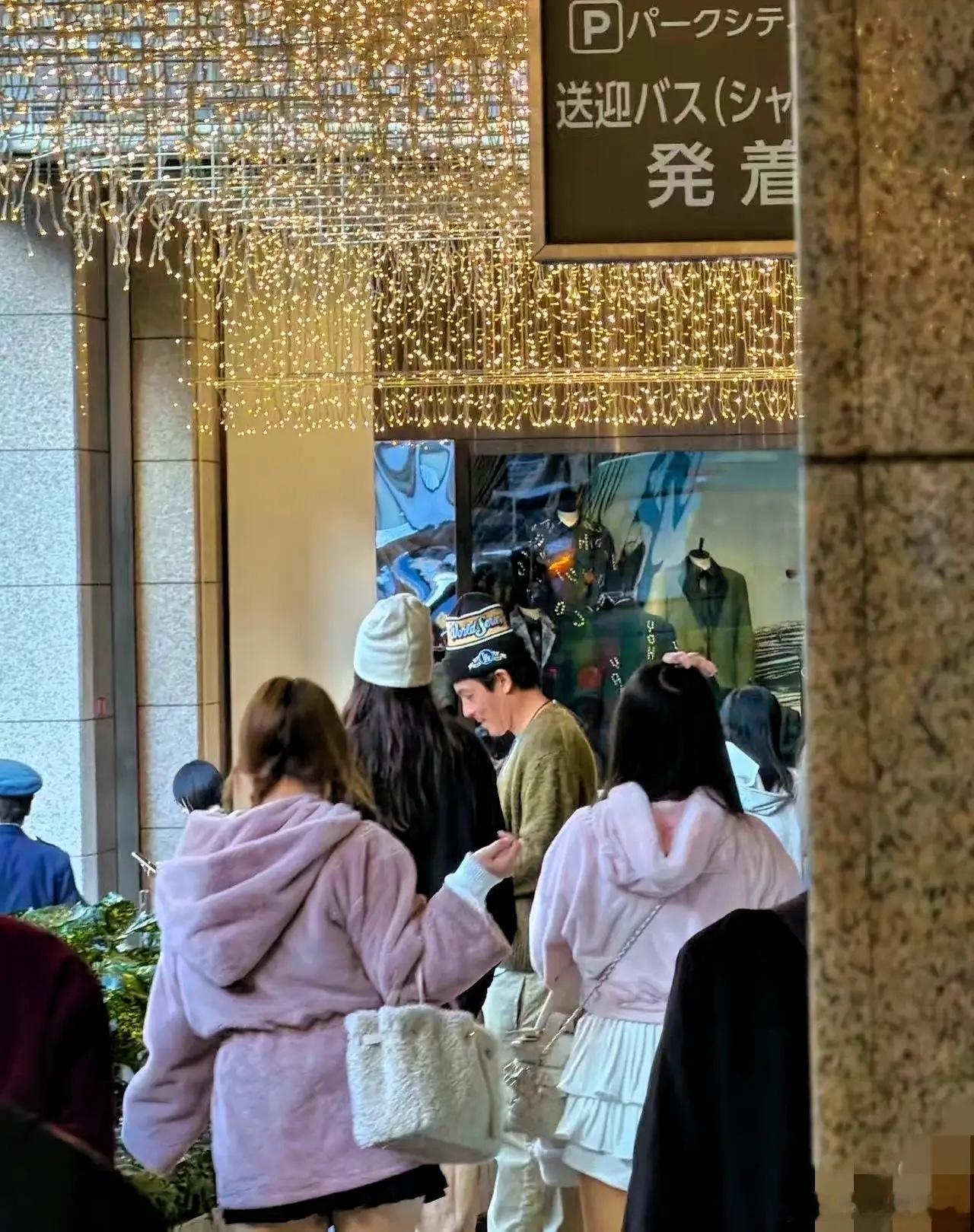 有网友在日本偶遇陈冠希一家，当年那个爱玩的男孩，现在成了好爸爸，看来让一个男人收