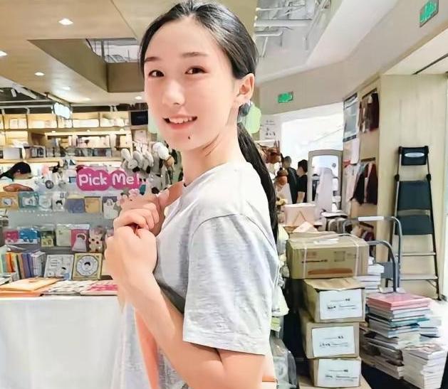 陈妤颉坦言想考入心仪的大学，守在父母身边。其实她本不必参加高考，亚运冠军身份，保