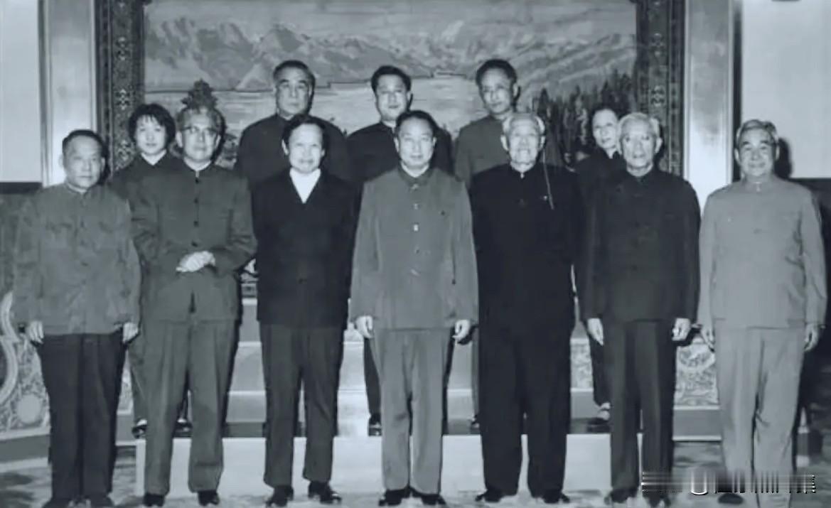 1976年4月17日，华国锋同志在人民大会堂新疆厅会见了华裔诺贝尔奖获得者杨振宁