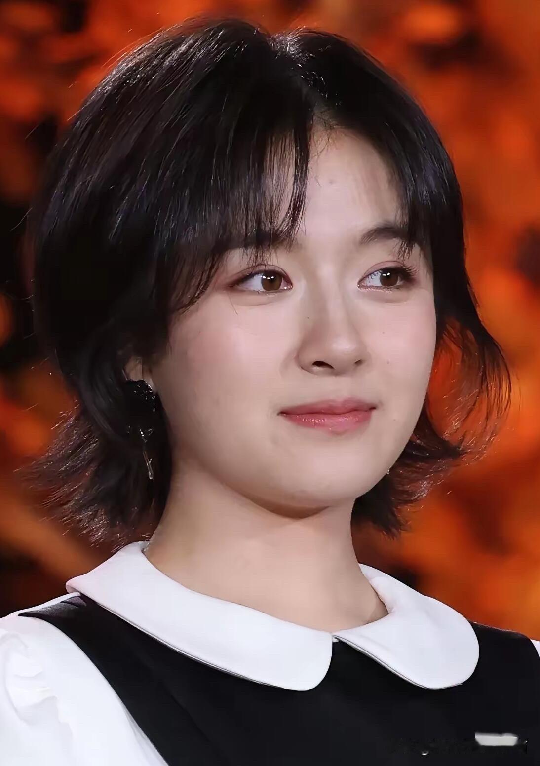 90后的女演员里面，她是长着一双最迷人眼睛的一个演员，清澈迷人。五官精致，浓