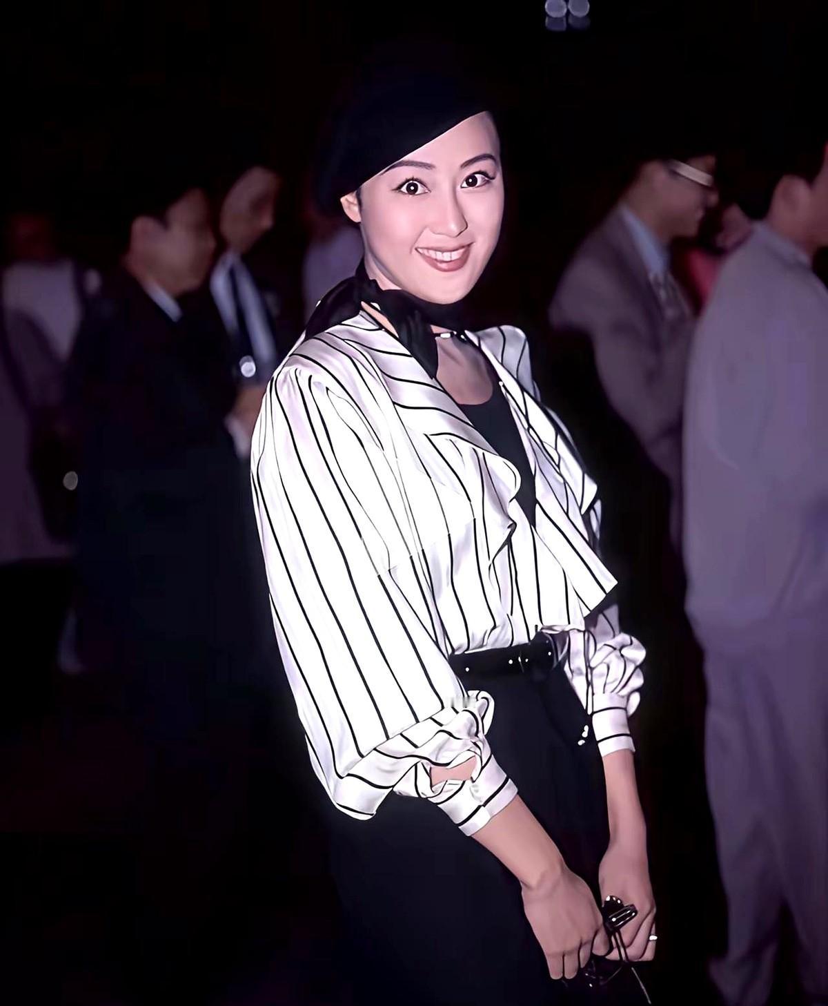 2.5亿港币的债，这婚结得可真够贵的。1988年，温拿主唱钟镇涛事业巅峰，身